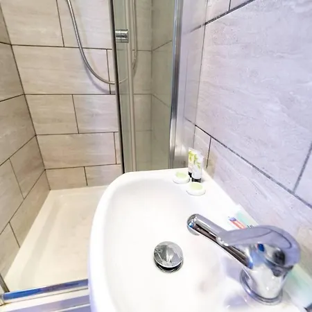 Cosy Spacious Available Apartment Birmingham